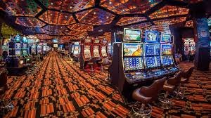 Pengguna menggunakan smartphone untuk mendaftar akun baru di platform microtogel88