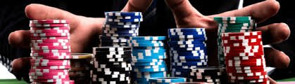 Pengguna menikmati permainan secara bertanggung jawab melalui perangkat mobile di microtogel88